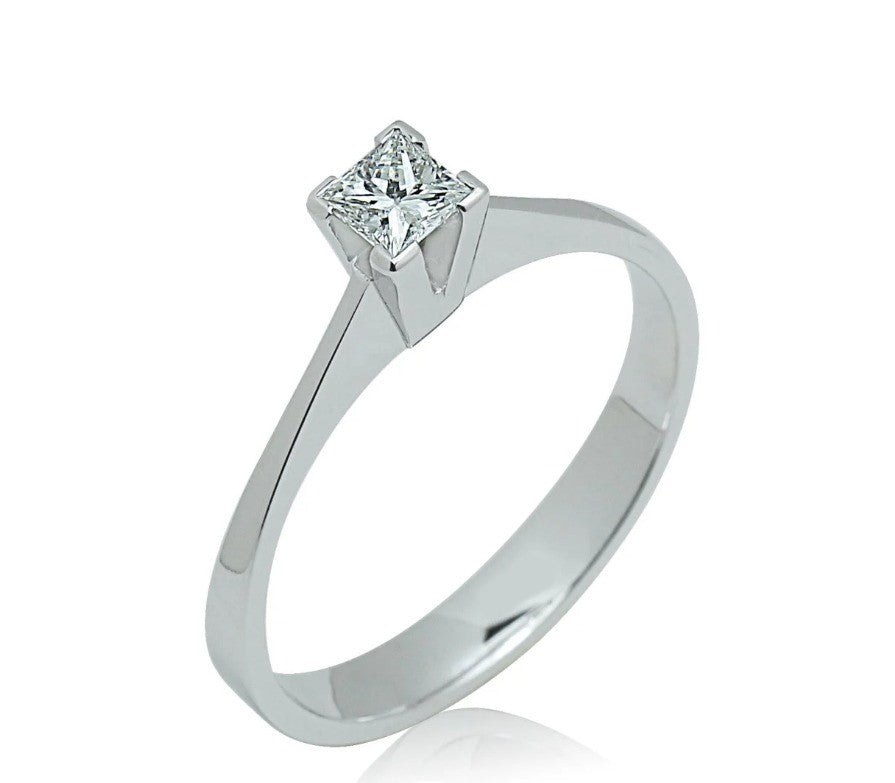 Изящен годежен пръстен от бяло злато с диамант в Princess cut шлифовка 0.24ct.